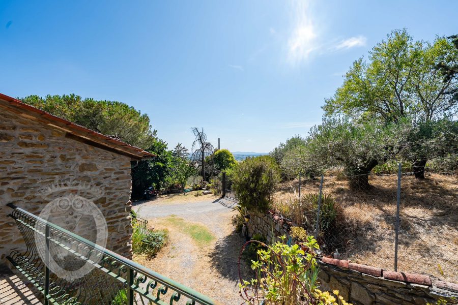 Villa with garden and swimming pool