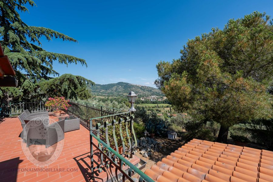 Villa with garden and swimming pool