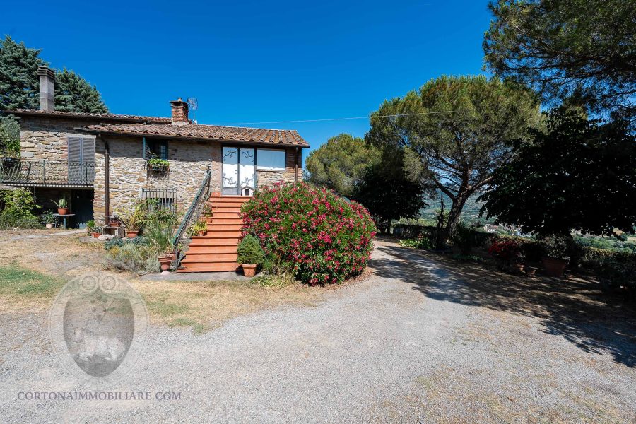 Villa with garden and swimming pool