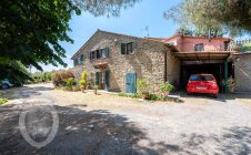 Villa with garden and swimming pool