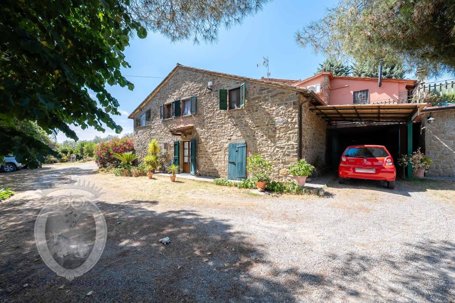 Villa with garden and swimming pool