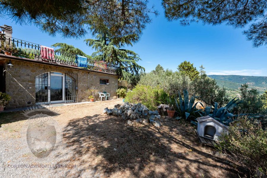 Villa con giardino e piscina
