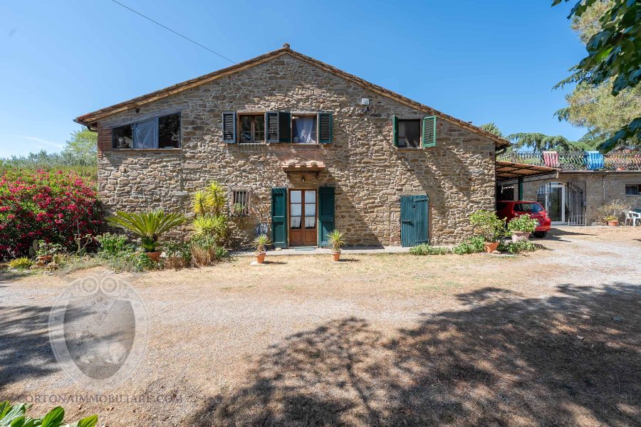Villa with garden and swimming pool