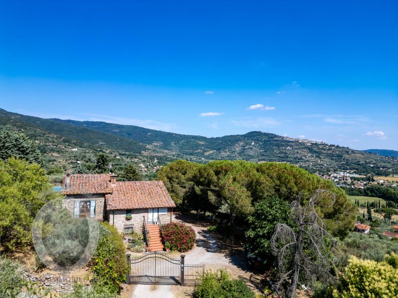 Villa con giardino e piscina