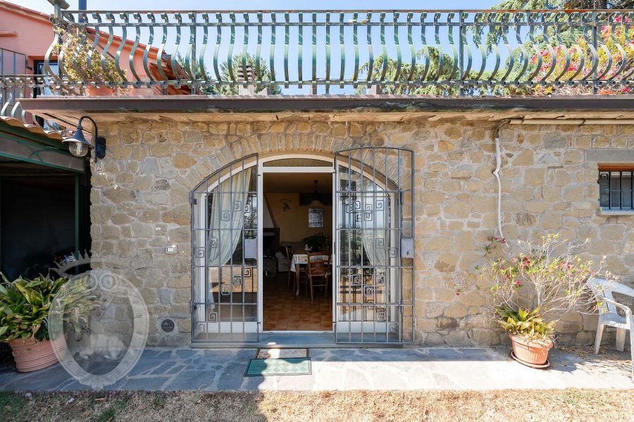 Villa with garden and swimming pool