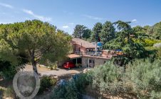 Villa with garden and swimming pool