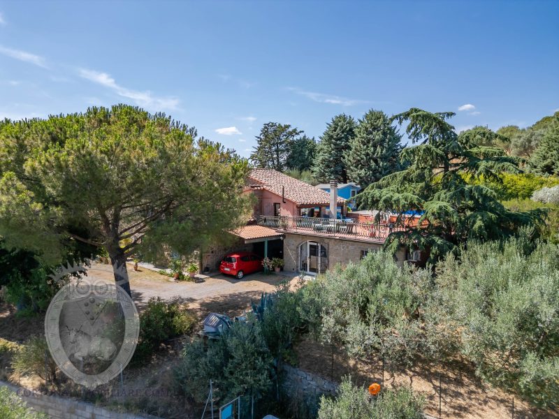 Villa with garden and swimming pool