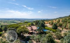 Villa with garden and swimming pool