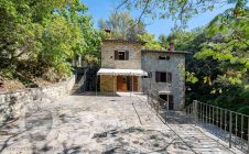 Casolare in pietra con vista e giardino