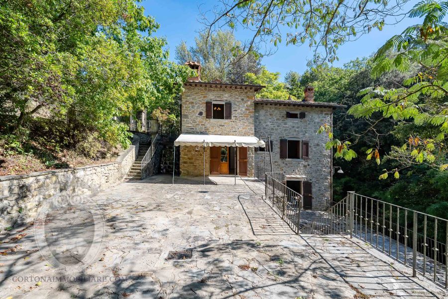 Casolare in pietra con vista e giardino