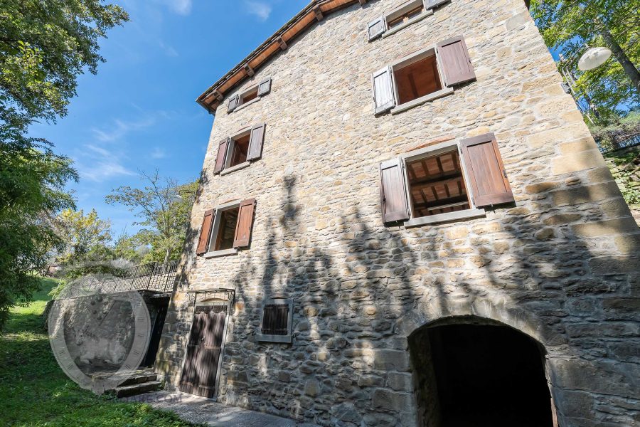 Casolare in pietra con vista e giardino