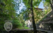 Casolare in pietra con vista e giardino