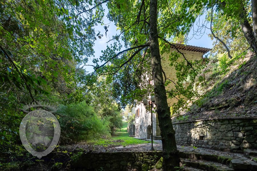 Casolare in pietra con vista e giardino