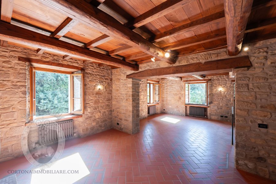 Casolare in pietra con vista e giardino