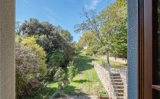 Casolare in pietra con vista e giardino