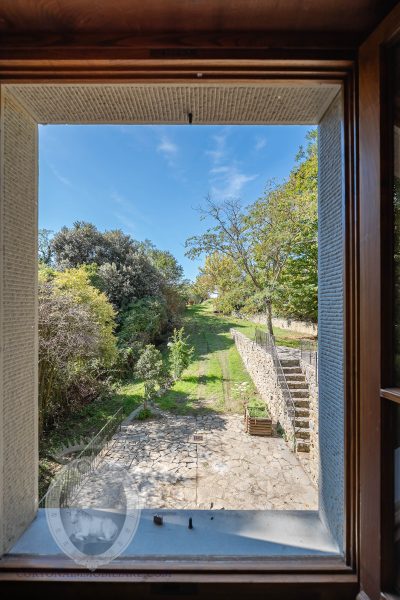 Casolare in pietra con vista e giardino
