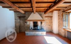 Casolare in pietra con vista e giardino