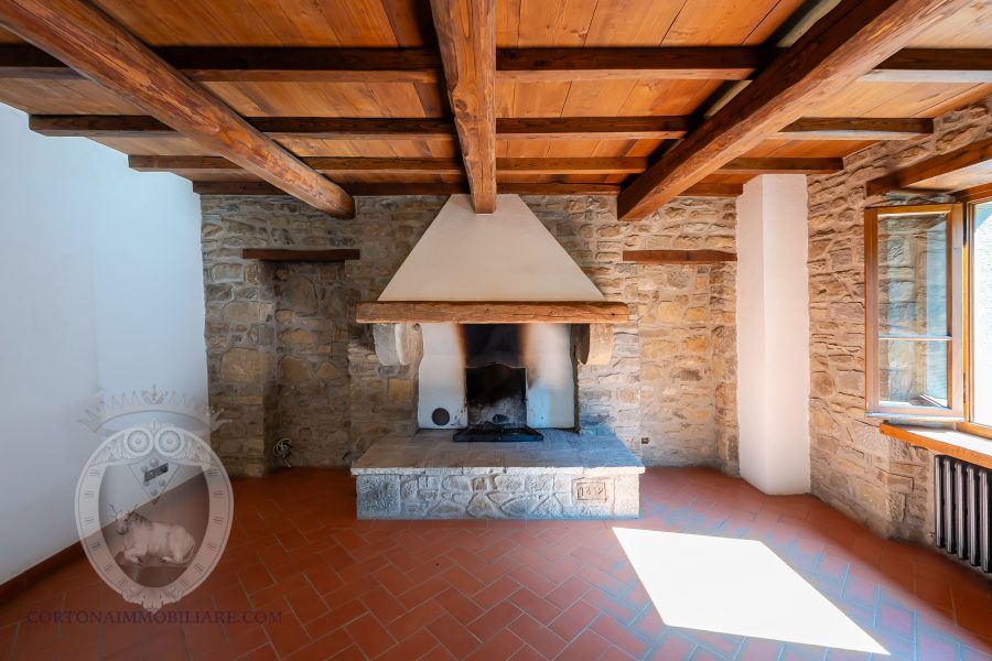 Casolare in pietra con vista e giardino