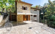 Casolare in pietra con vista e giardino