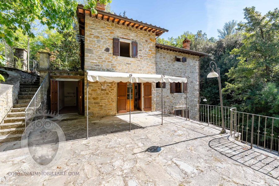 Casolare in pietra con vista e giardino