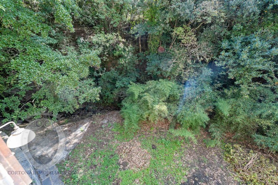 Casolare in pietra con vista e giardino
