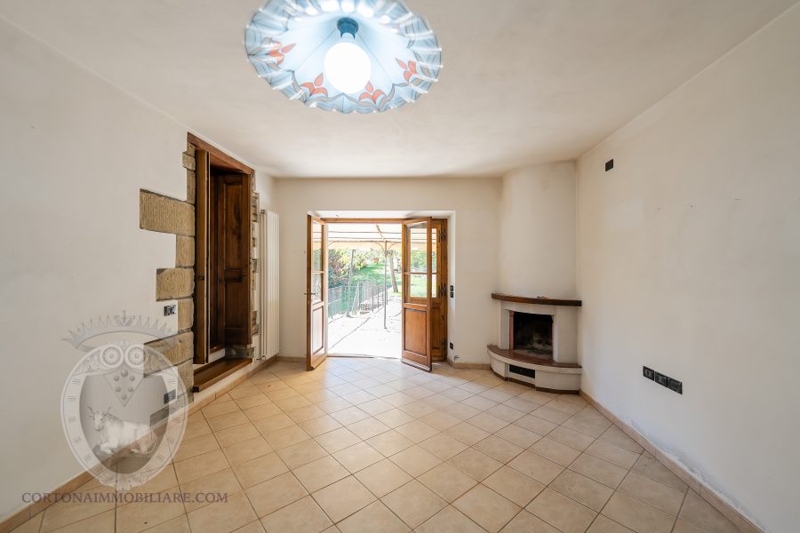 Casolare in pietra con vista e giardino
