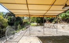 Casolare in pietra con vista e giardino