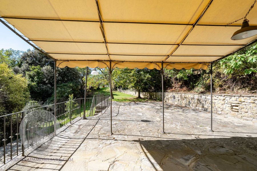 Casolare in pietra con vista e giardino