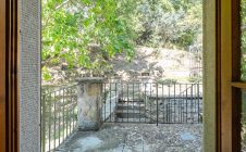 Casolare in pietra con vista e giardino