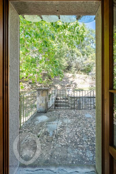 Casolare in pietra con vista e giardino