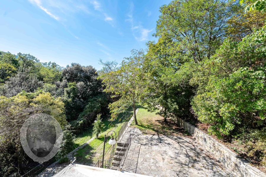 Casolare in pietra con vista e giardino