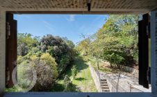 Casolare in pietra con vista e giardino