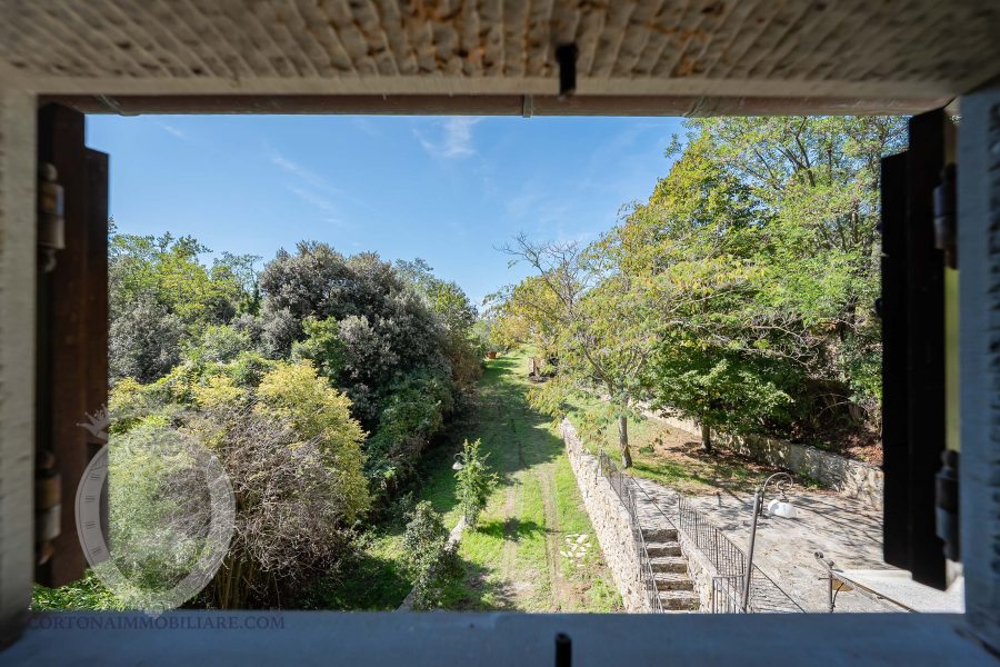 Casolare in pietra con vista e giardino