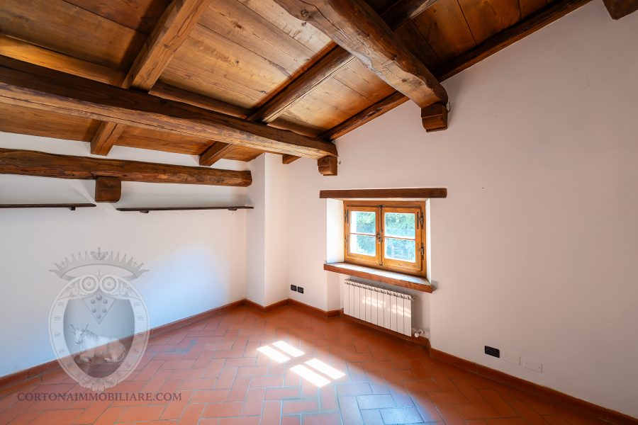 Casolare in pietra con vista e giardino