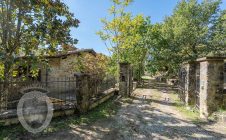 Casolare in pietra con vista e giardino