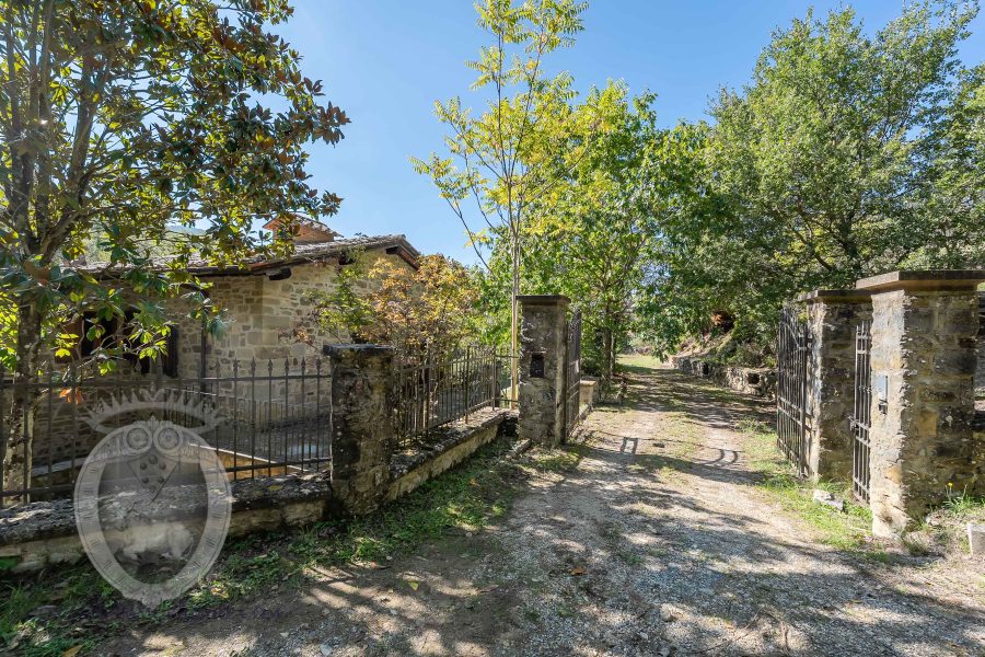 Casolare in pietra con vista e giardino