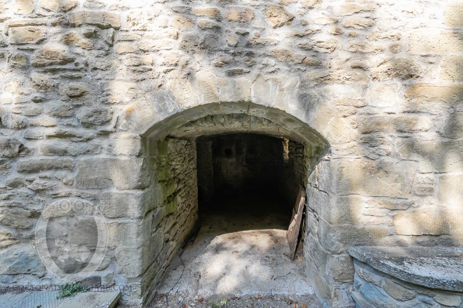 Casolare in pietra con vista e giardino