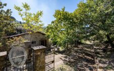 Casolare in pietra con vista e giardino