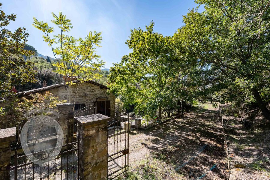 Casolare in pietra con vista e giardino