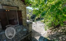 Casolare in pietra con vista e giardino