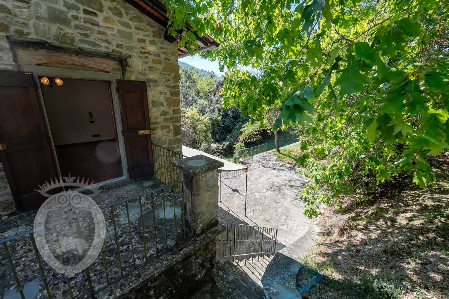 Casolare in pietra con vista e giardino