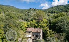 Casolare in pietra con vista e giardino