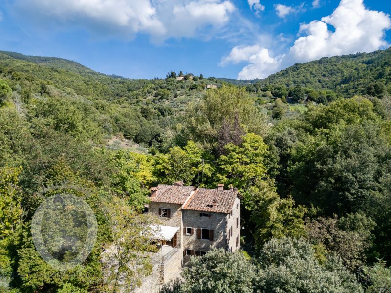Casolare in pietra con vista e giardino