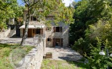 Casolare in pietra con vista e giardino