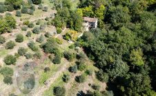 Casolare in pietra con vista e giardino