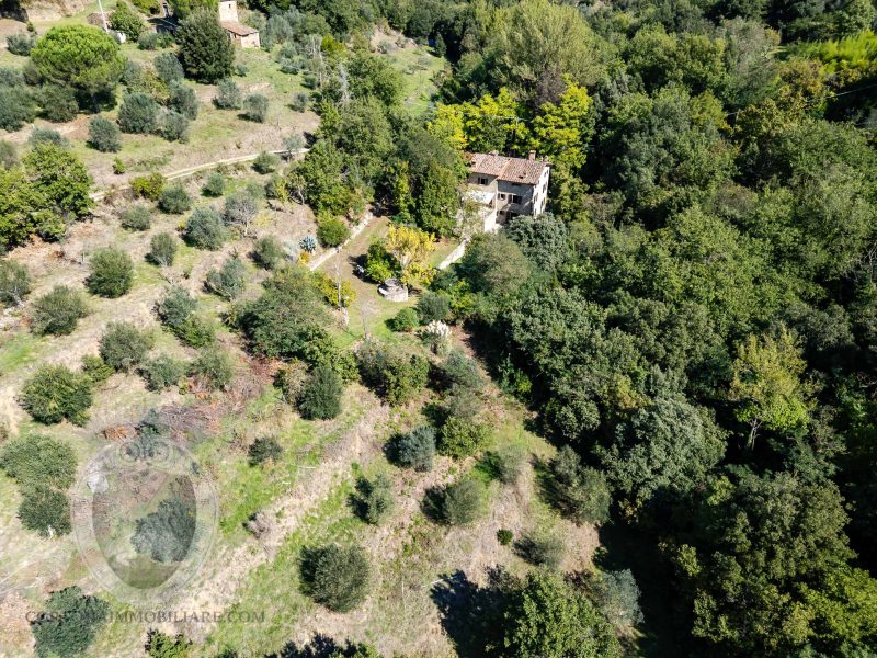 Casolare in pietra con vista e giardino