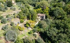 Casolare in pietra con vista e giardino