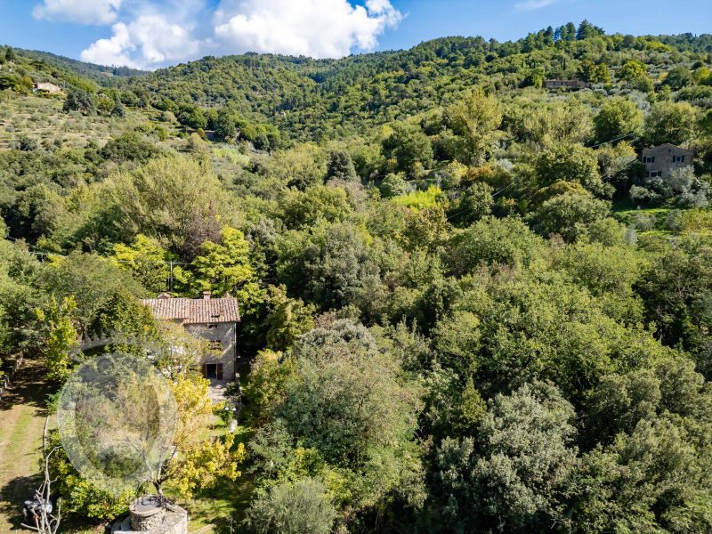 Casolare in pietra con vista e giardino
