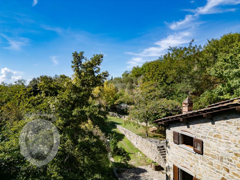 Casolare in pietra con vista e giardino