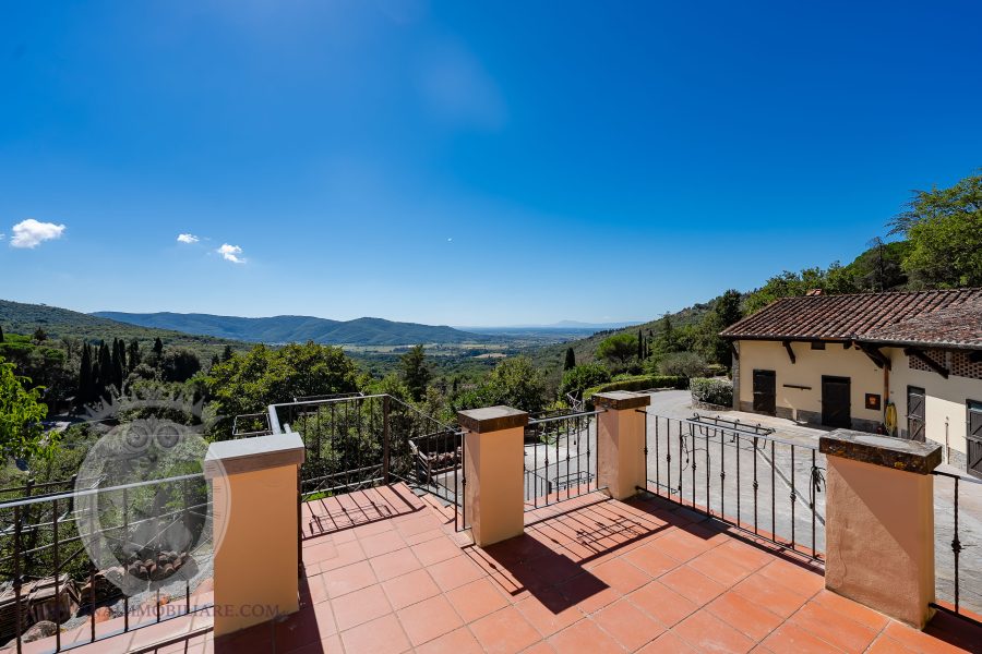 Casale con vista, terreno e annessi